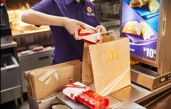 麦当劳外卖费下调至6元，餐饮市场掀起新价格战，连锁品牌如何应对？