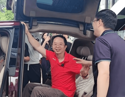 广汽埃安发布会意外事件，周鸿祎手指受伤引发热议