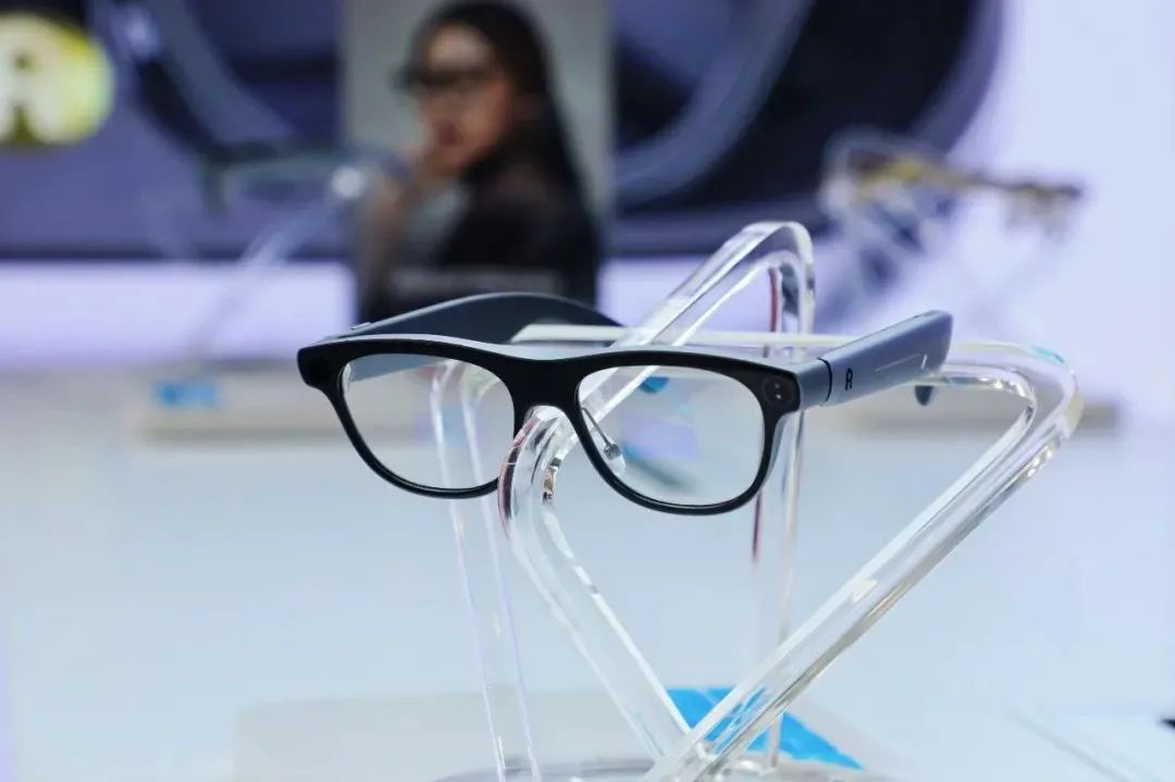 Rokid CEO Misa 佩戴 Rokid Glasses 发表演讲